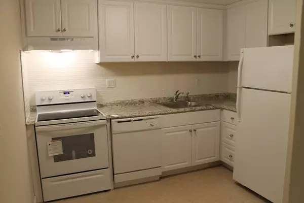 Dracut, MA 01826,144 Thissell Avenue #16