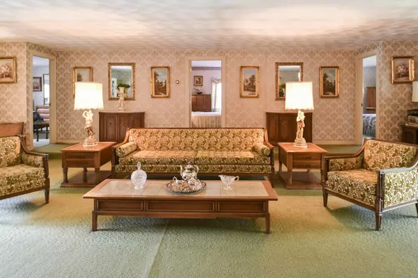 Wenham, MA 01984,41 Essex St