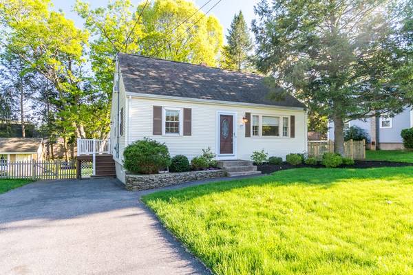 27 Donald Tennant Cir, North Attleboro, MA 02760