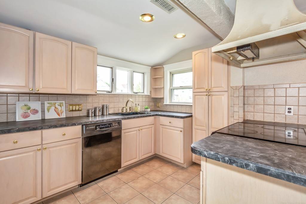 Medford, MA 02155,18 Carolina St