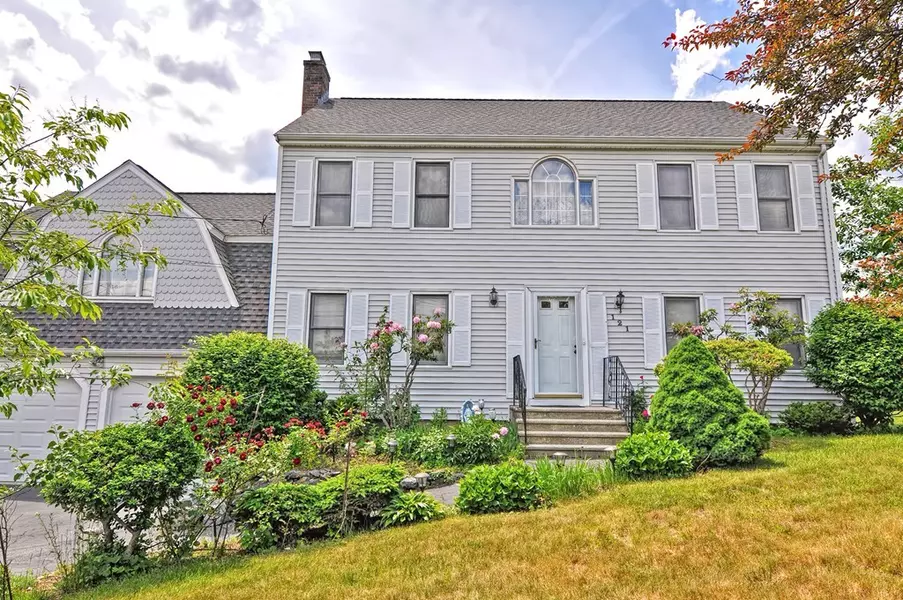 121 Ledgeview Dr, Norwood, MA 02062