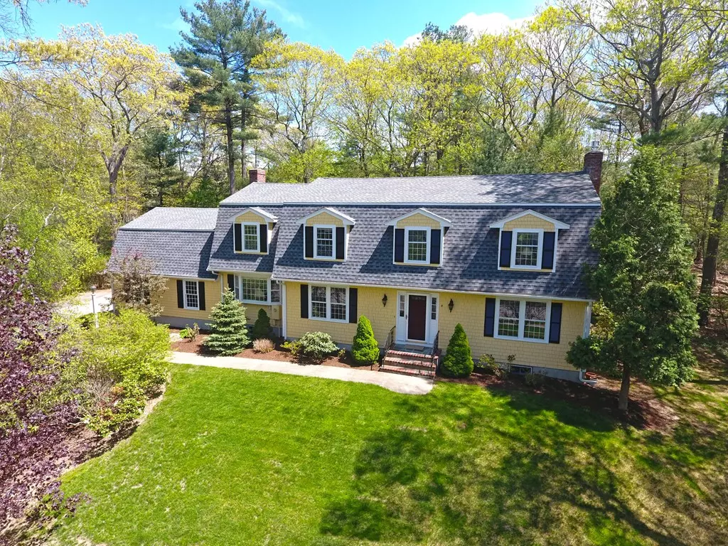 Medfield, MA 02052,4 Onondaga Lane