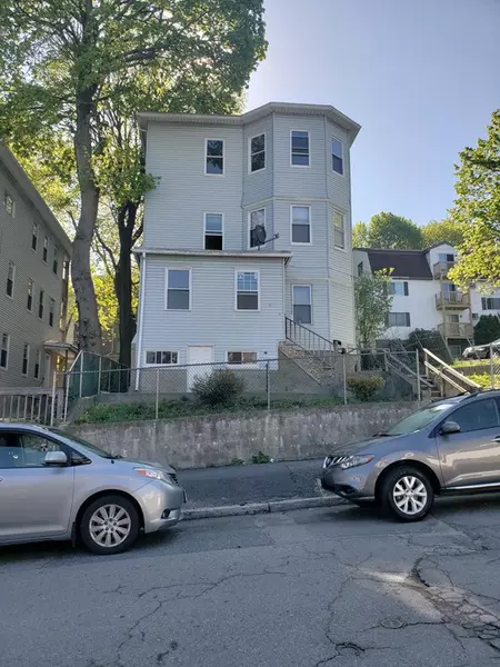 11 Elizabeth St, Worcester, MA 01605