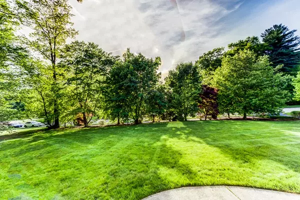 Upton, MA 01568,8 Pine Street