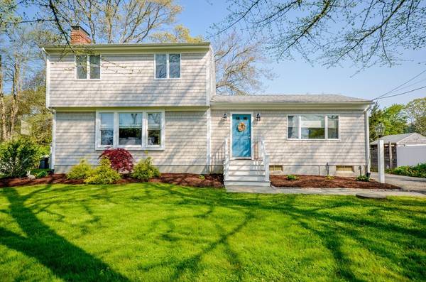 26 Mattakiset Road, Mattapoisett, MA 02739