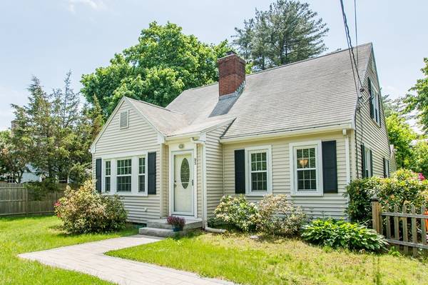 95 Spring St, Medfield, MA 02052