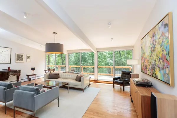 Wayland, MA 01778,12 Reservoir Rd