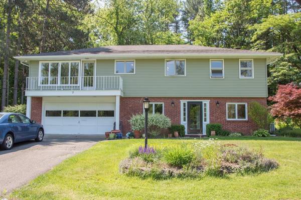 7 Meadow Ln, South Hadley, MA 01075