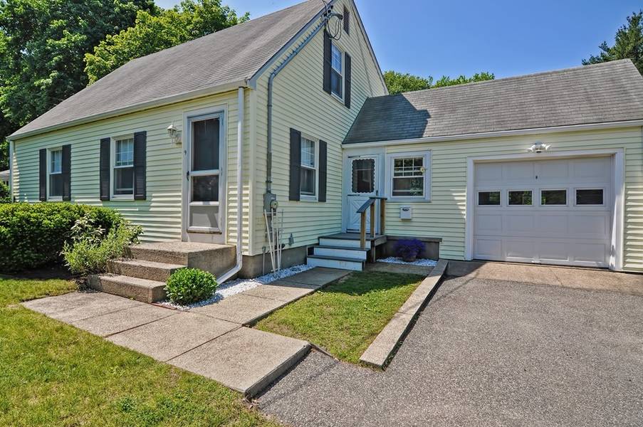 9 Pocahontas St, Walpole, MA 02081