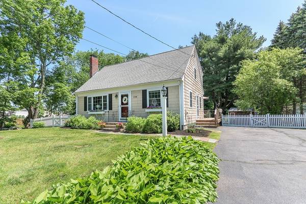 108 South St, Medfield, MA 02052