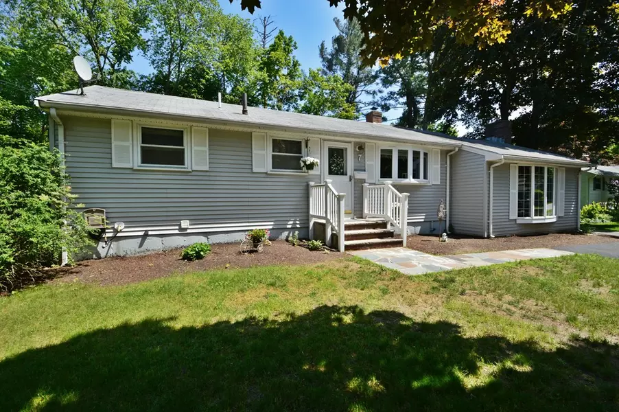 7 Oakland Ave, Tewksbury, MA 01876