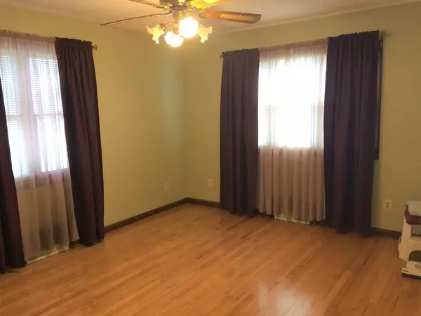 Holyoke, MA 01040,42-44 N East St