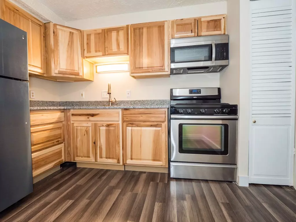 Lowell, MA 01850,351 Hildreth Street #13