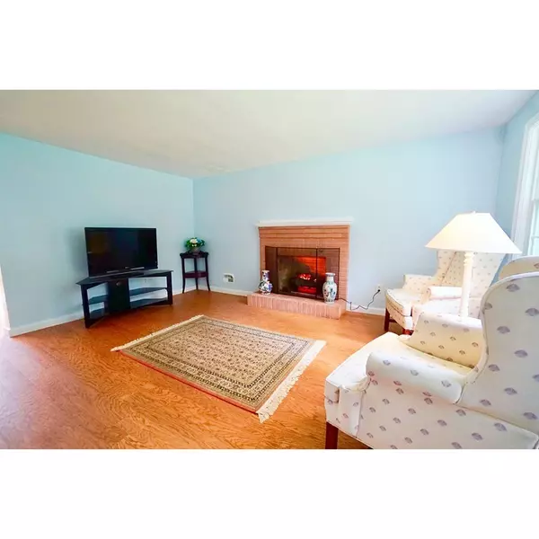 Southborough, MA 01772,8 Walnut Dr