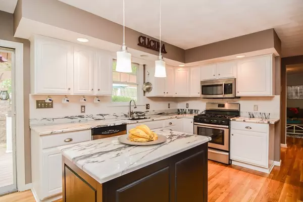 Wakefield, MA 01880,5 Memory Ln