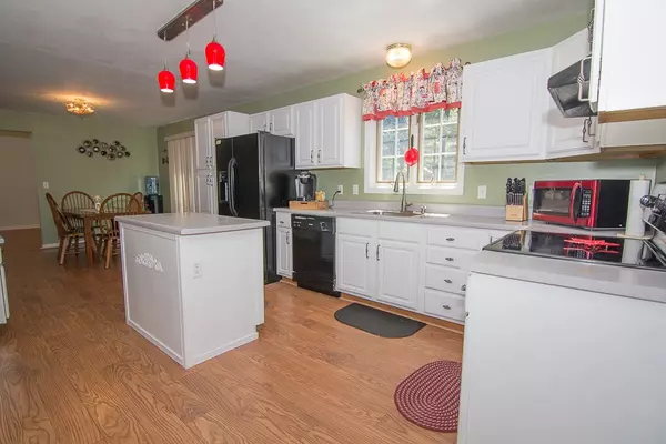 Northbridge, MA 01534,103 Adams Cir