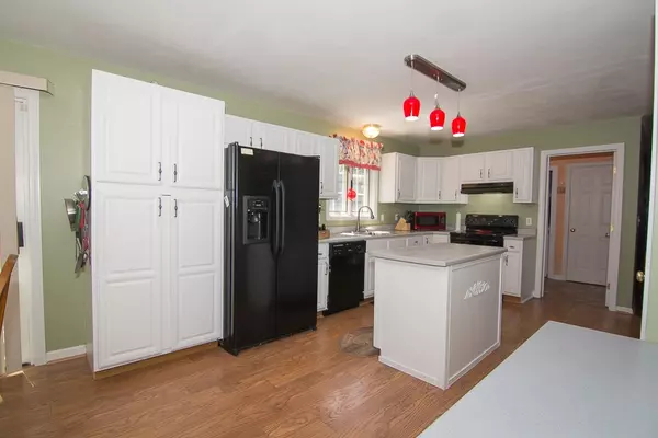 Northbridge, MA 01534,103 Adams Cir