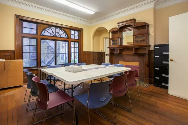 Brookline, MA 02445,1762 Beacon St