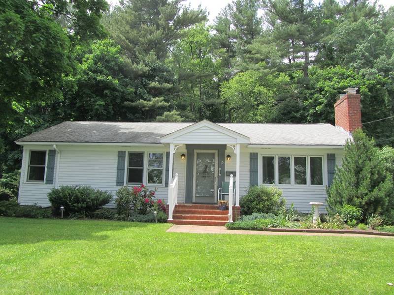 15 Horseshoe Dr, West Boylston, MA 01583