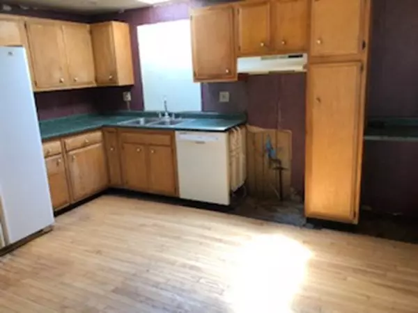 Swansea, MA 02777,458 Old Fall River Rd