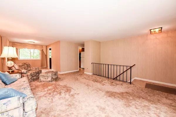 Bedford, MA 01730,8 Overlook Dr