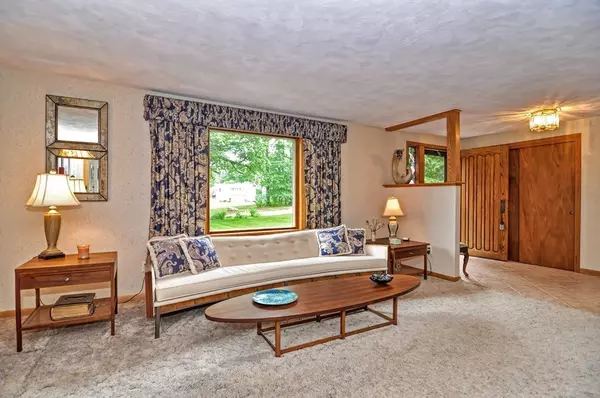 Norfolk, MA 02056,6 Village Green