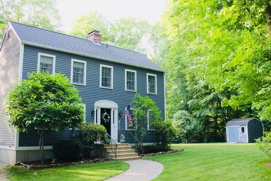 6 Walker Pond Rd, Sturbridge, MA 01566