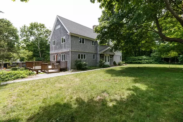 9-11 Bauer Ln, Falmouth, MA 02540