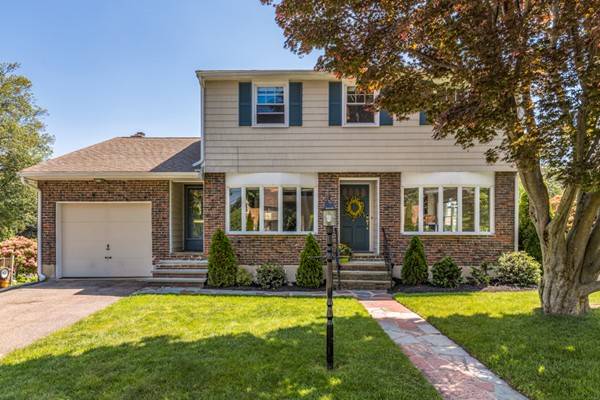 33 Old Brook Cir, Melrose, MA 02176