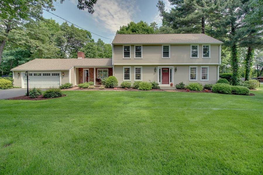 16 Pineridge Dr, Westfield, MA 01085