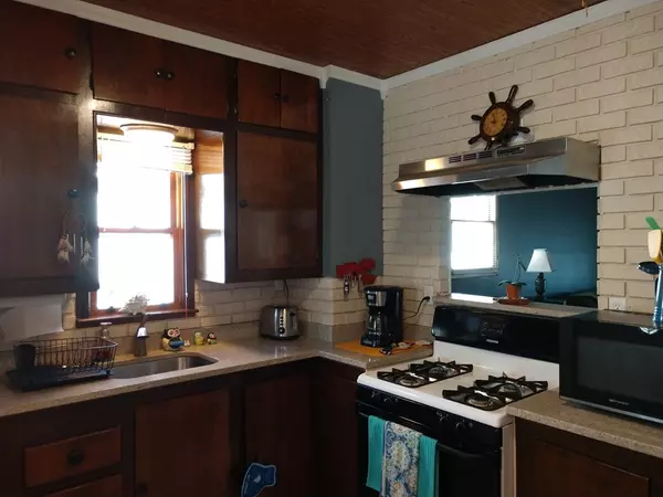 Swansea, MA 02777,142 Bluff Ave