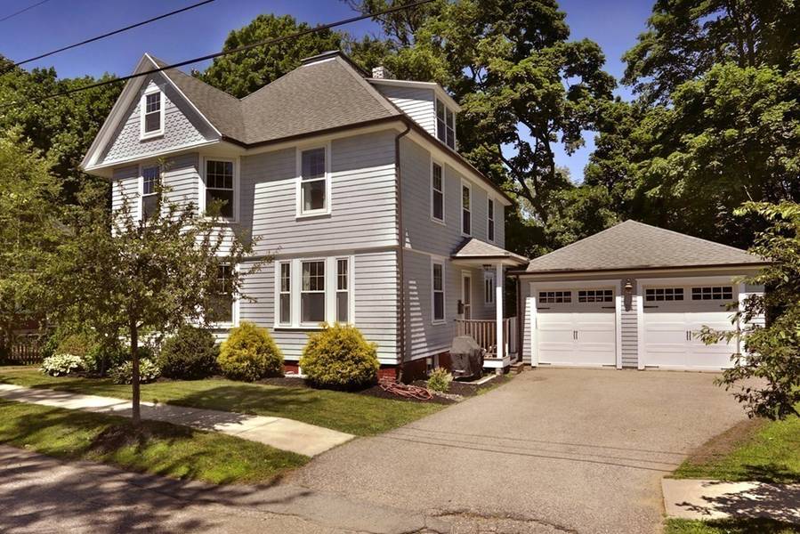 24 Whittier St, Amesbury, MA 01913