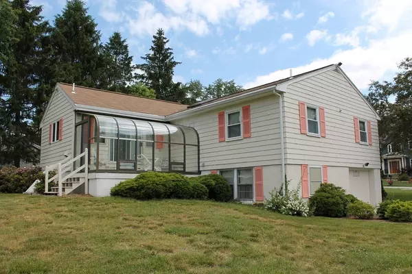 Bedford, MA 01730,7 Macintosh Road