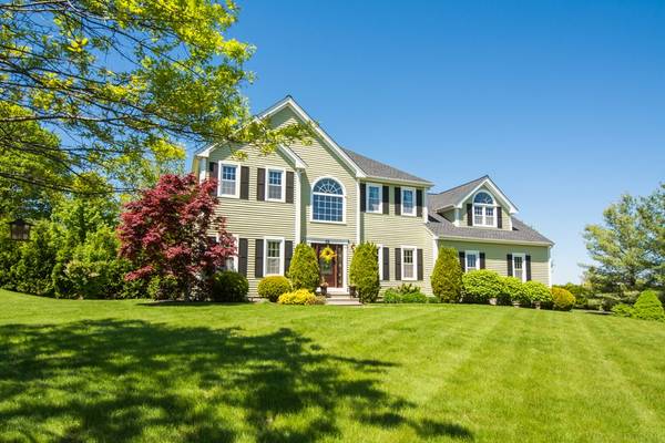 22 Farmington Dr, Shrewsbury, MA 01545