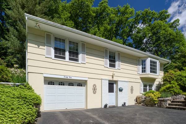 24 Centerwood Dr, Holden, MA 01520