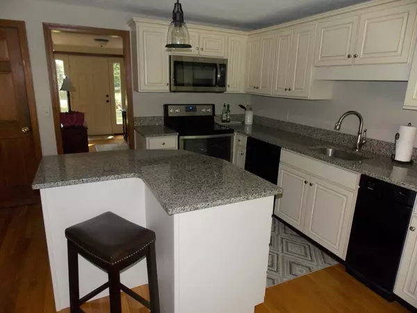 Upton, MA 01568,4 Stearns Rd