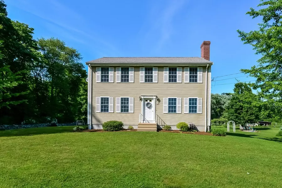 562 Chestnut St, Seekonk, MA 02771