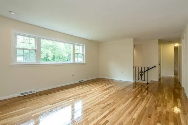 Natick, MA 01760,4 Larchwood Ln