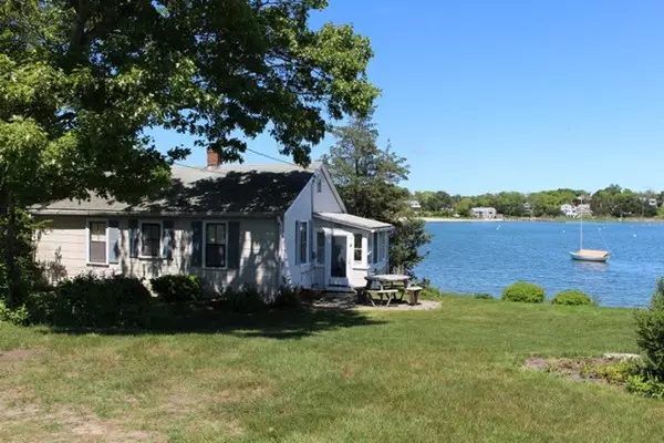 594 Circuit Ave, Bourne, MA 02559