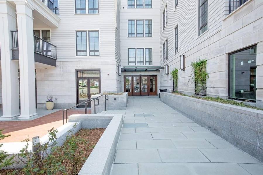 580 Washington St #307, Wellesley, MA 02482