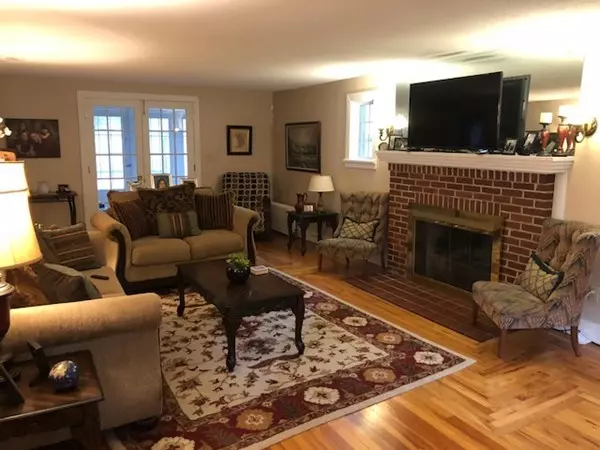 Longmeadow, MA 01106,13 Ferncroft Street