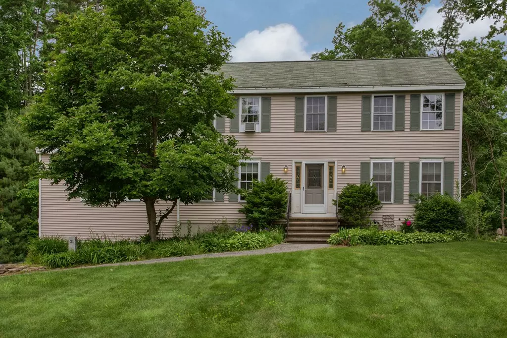 Dracut, MA 01826,21 Blossom Ln