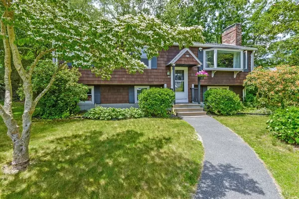 49 White Oak Dr, Plymouth, MA 02360