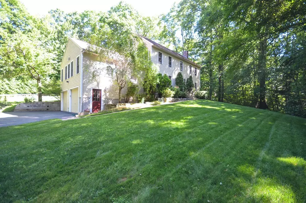 Sutton, MA 01590,8 Christina Lane