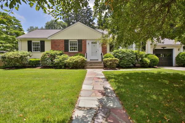 70 Alba Rd, Wellesley, MA 02481