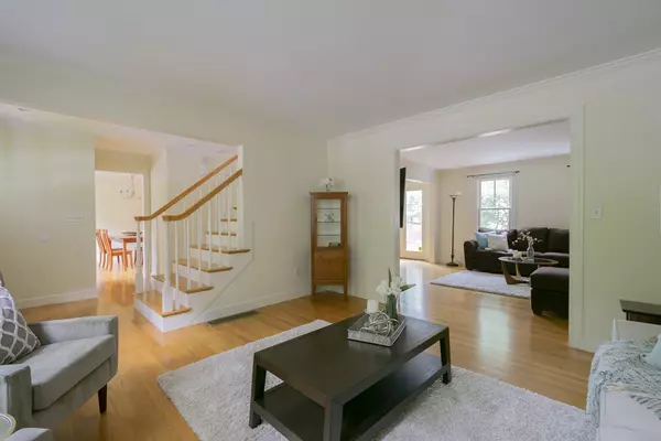 Lexington, MA 02420,5 Magnolia Ln