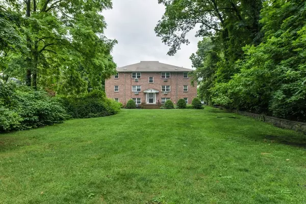 Arlington, MA 02474,1 Colonial Village Dr #4