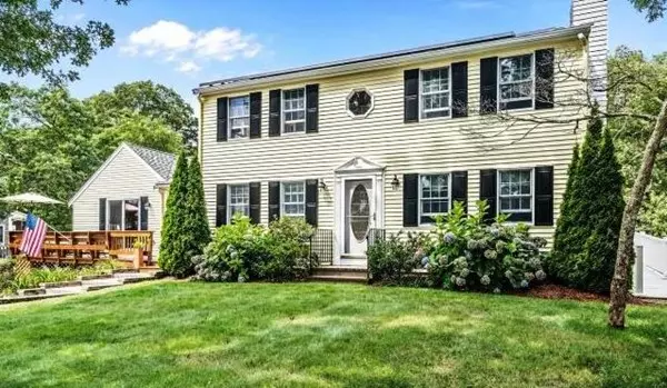 93 Squibnocket Dr, Falmouth, MA 02536