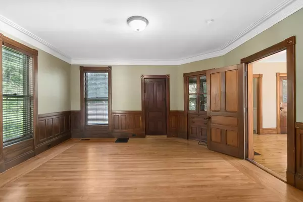 Uxbridge, MA 01569,79 Douglas St