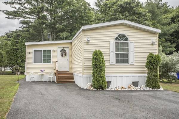 89 Acorn Dr, Taunton, MA 02780